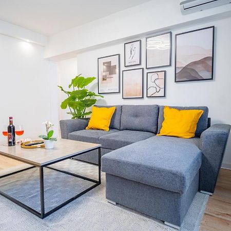 Refreshingly Chic: Newly Renovated 2Br Apartment Бухарест Екстер'єр фото
