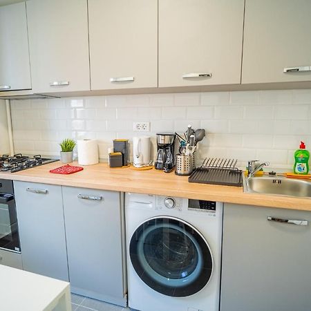 Refreshingly Chic: Newly Renovated 2Br Apartment Бухарест Екстер'єр фото