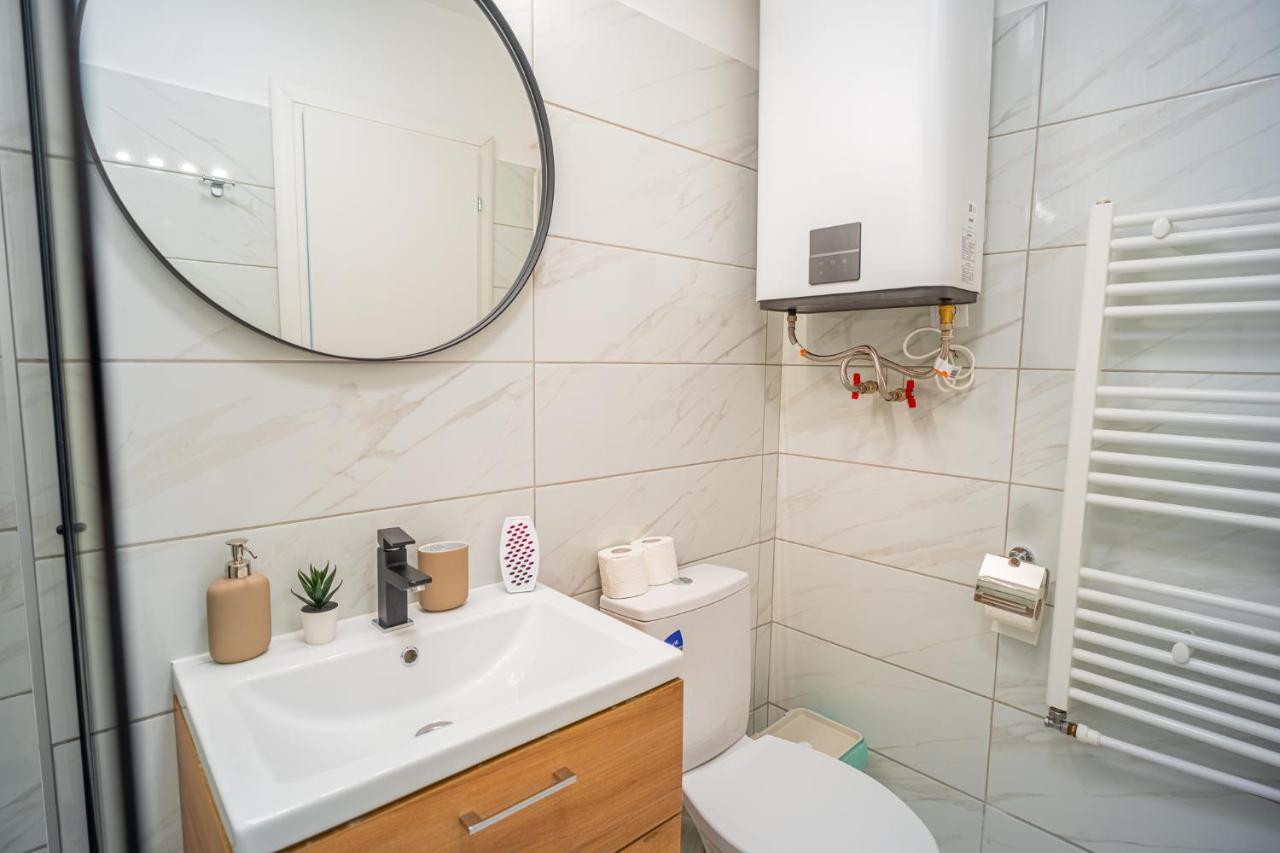Refreshingly Chic: Newly Renovated 2Br Apartment Бухарест Екстер'єр фото