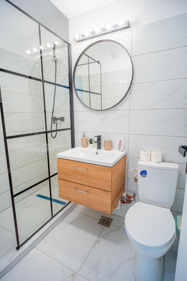 Refreshingly Chic: Newly Renovated 2Br Apartment Бухарест Екстер'єр фото