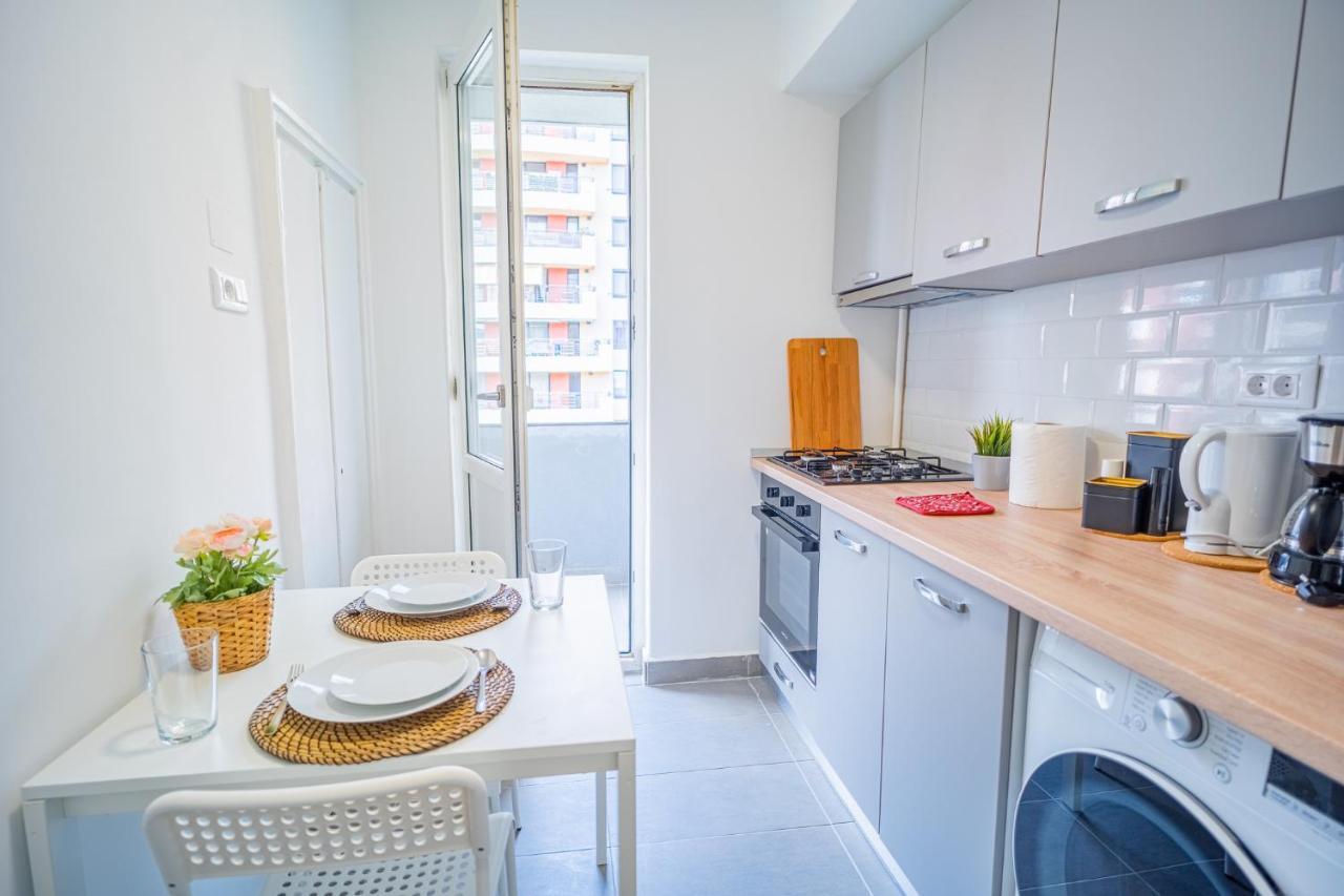 Refreshingly Chic: Newly Renovated 2Br Apartment Бухарест Екстер'єр фото