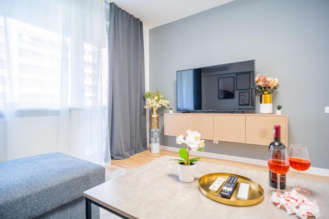 Refreshingly Chic: Newly Renovated 2Br Apartment Бухарест Екстер'єр фото