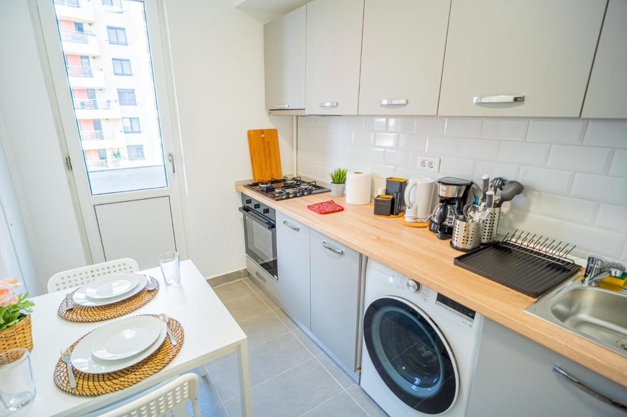 Refreshingly Chic: Newly Renovated 2Br Apartment Бухарест Екстер'єр фото
