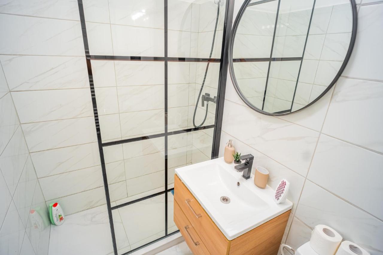 Refreshingly Chic: Newly Renovated 2Br Apartment Бухарест Екстер'єр фото