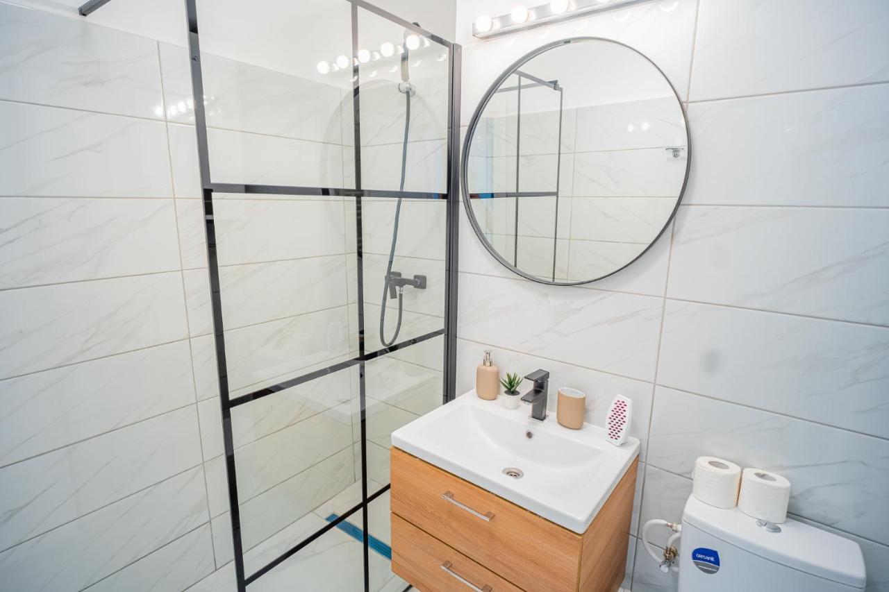 Refreshingly Chic: Newly Renovated 2Br Apartment Бухарест Екстер'єр фото