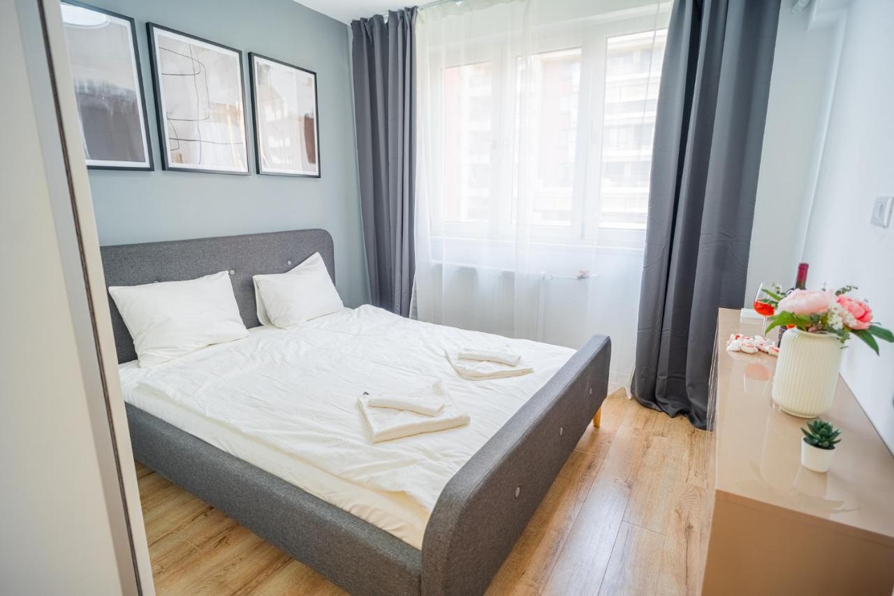 Refreshingly Chic: Newly Renovated 2Br Apartment Бухарест Екстер'єр фото