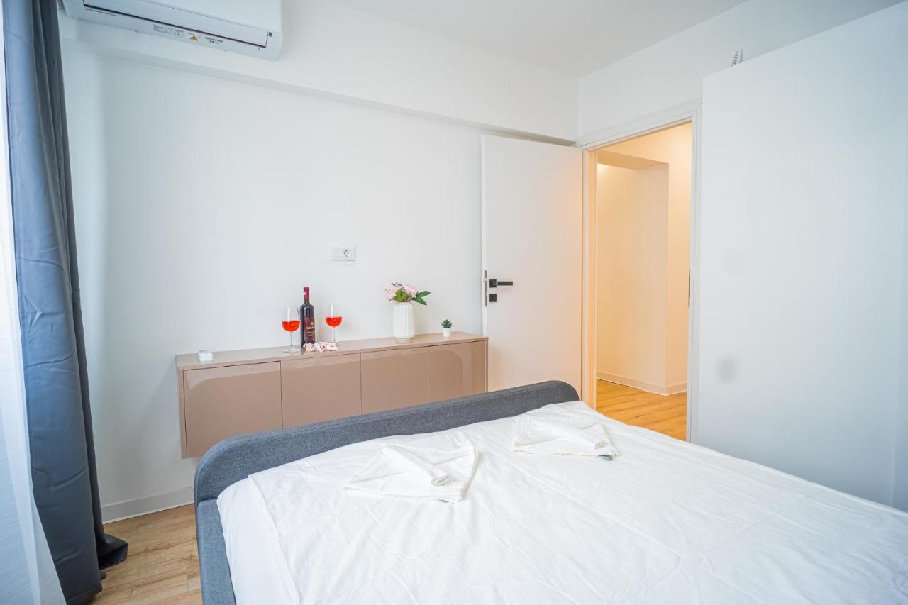 Refreshingly Chic: Newly Renovated 2Br Apartment Бухарест Екстер'єр фото