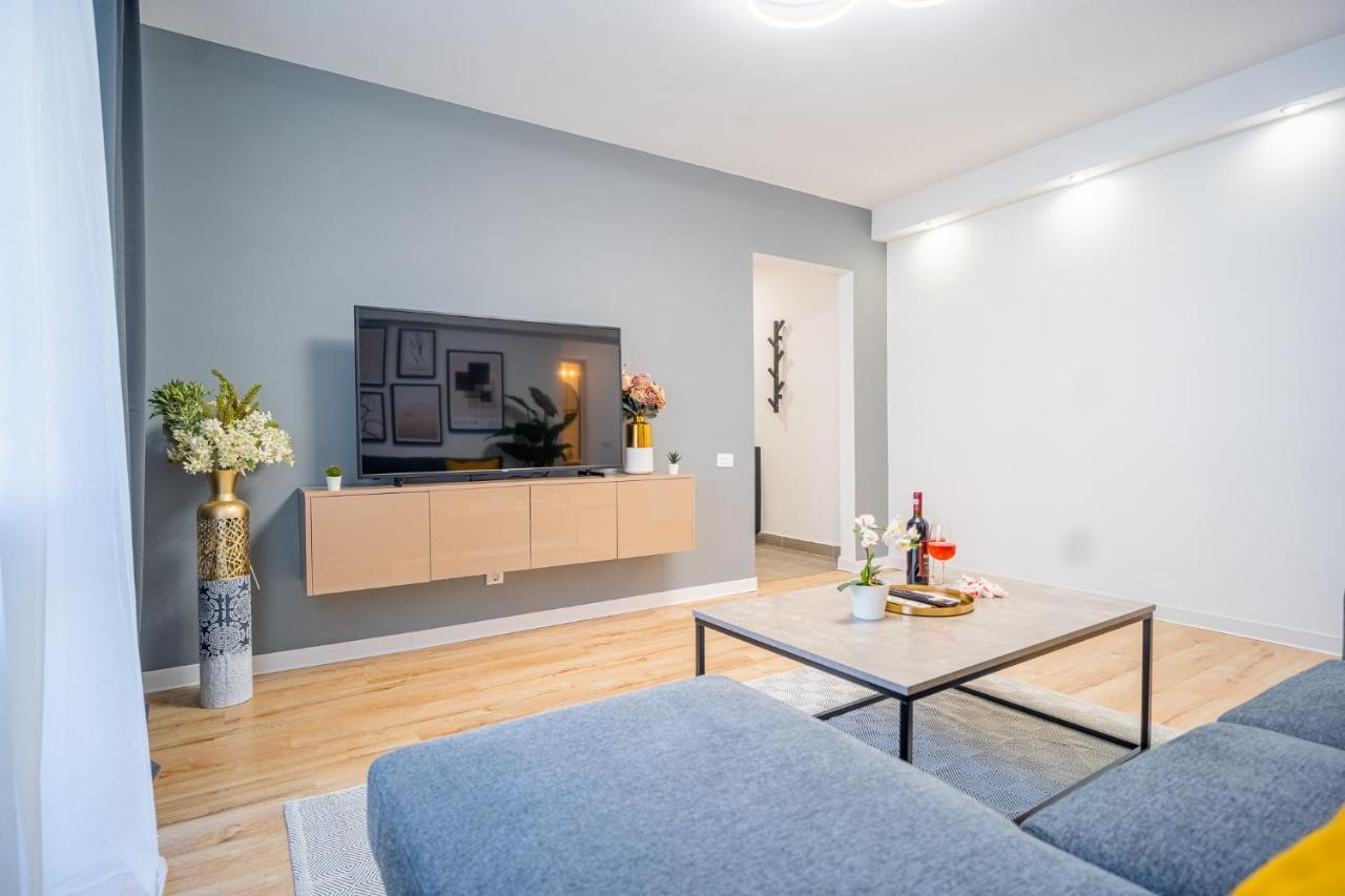 Refreshingly Chic: Newly Renovated 2Br Apartment Бухарест Екстер'єр фото