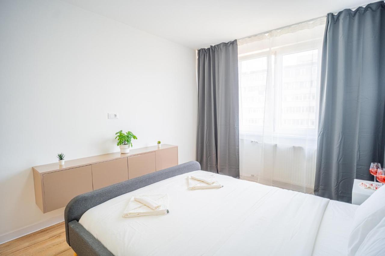 Refreshingly Chic: Newly Renovated 2Br Apartment Бухарест Екстер'єр фото