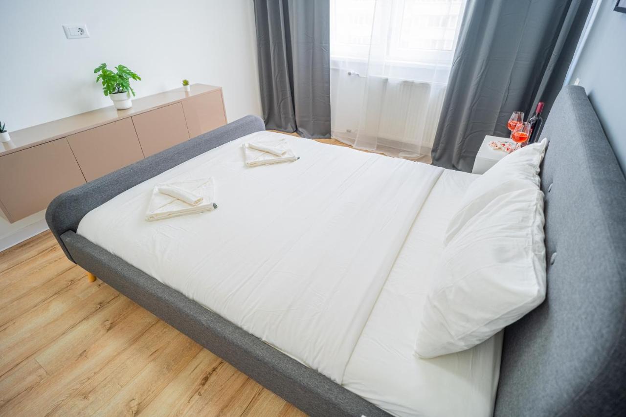 Refreshingly Chic: Newly Renovated 2Br Apartment Бухарест Екстер'єр фото