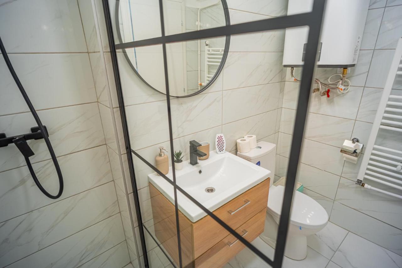 Refreshingly Chic: Newly Renovated 2Br Apartment Бухарест Екстер'єр фото